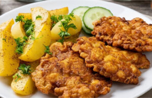 Cygańskie kotlety z kurczaka bez panierki: Soczyste placuszki z cebulą, curry i młodymi ziemniakami Soczyste cygańskie kotlety z kurczaka bez panierki z cebulą i curry