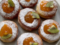 Domowe pączki drożdżowe z dżemem: Delikatne ciasto i około 30 puszystych sztuk Domowe pączki drożdżowe z dżemem – delikatne ciasto i około 30 puszystych sztuk