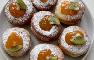 Domowe pączki drożdżowe z dżemem: Delikatne ciasto i około 30 puszystych sztuk Domowe pączki drożdżowe z dżemem – delikatne ciasto i około 30 puszystych sztuk