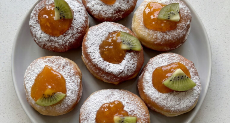 Domowe pączki drożdżowe z dżemem: Delikatne ciasto i około 30 puszystych sztuk