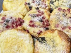 Drożdżowe kołacze z twarogiem, porzeczkami i powidłami: Puszyste ciasto z chrupiącą kruszonką Drożdżowe kołacze z twarogiem, porzeczkami i powidłami na blasze