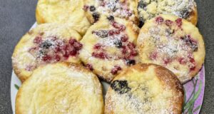 Drożdżowe kołacze z twarogiem, porzeczkami i powidłami: Puszyste ciasto z chrupiącą kruszonką Drożdżowe kołacze z twarogiem, porzeczkami i powidłami na blasze