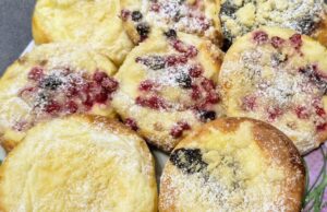 Drożdżowe kołacze z twarogiem, porzeczkami i powidłami: Puszyste ciasto z chrupiącą kruszonką Drożdżowe kołacze z twarogiem, porzeczkami i powidłami na blasze