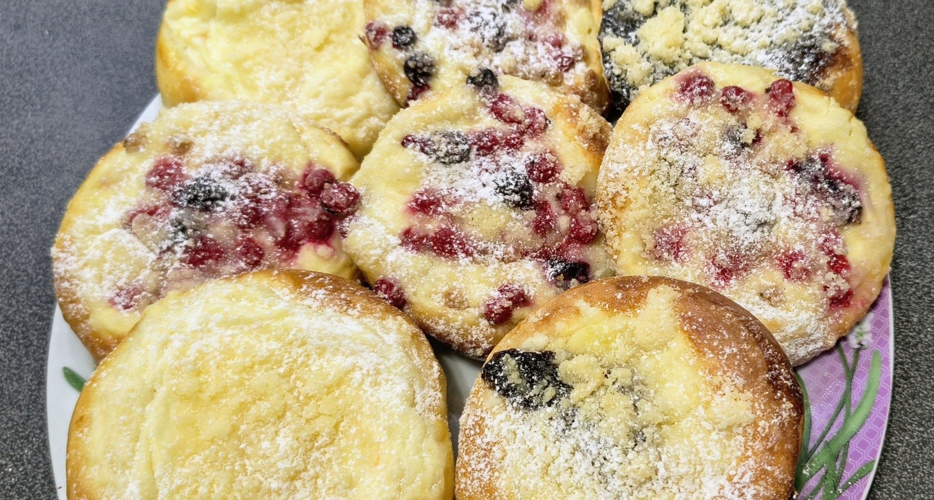 Drożdżowe kołacze z twarogiem, porzeczkami i powidłami: Puszyste ciasto z chrupiącą kruszonką