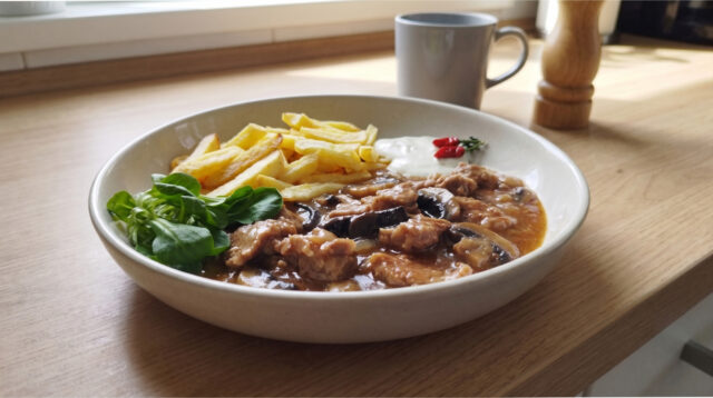 karkowka-pieczarki-frytki Soczysta karkówka wieprzowa z pieczarkami i frytkami na talerzu