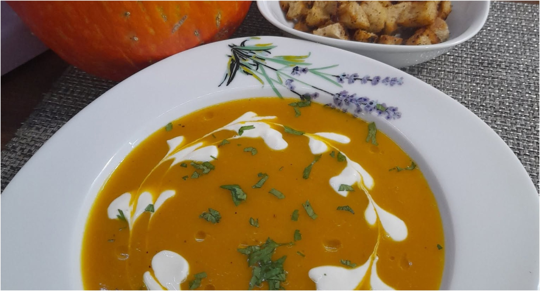 Kremowa zupa dyniowa z grzankami: Delikatna, aromatyczna i łatwa do przygotowania