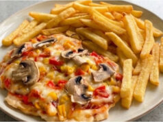 Kurczak à la pizza: Soczyste mięso z serem i warzywami z jednej blachy Kurczak à la pizza – soczyste mięso z serem i warzywami z jednej blachy