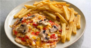 Kurczak à la pizza: Soczyste mięso z serem i warzywami z jednej blachy Kurczak à la pizza – soczyste mięso z serem i warzywami z jednej blachy
