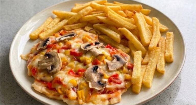 Kurczak à la pizza: Soczyste mięso z serem i warzywami z jednej blachy