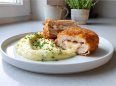Kurczak Cordon bleu: Soczyste mięso z szynką, ementalerem i chrupiącą panierką Kurczak Cordon bleu z chrupiącą panierką i roztopionym serem