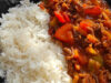 Meksykańskie chilli con carne z ryżem basmati: Syte danie z jednej patelni Meksykańskie chilli con carne z ryżem basmati na talerzu