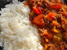 Meksykańskie chilli con carne z ryżem basmati: Syte danie z jednej patelni Meksykańskie chilli con carne z ryżem basmati na talerzu