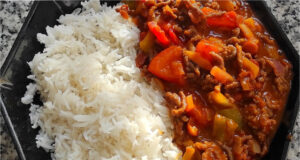 Meksykańskie chilli con carne z ryżem basmati: Syte danie z jednej patelni Meksykańskie chilli con carne z ryżem basmati na talerzu