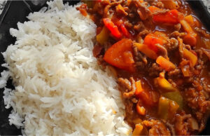 Meksykańskie chilli con carne z ryżem basmati: Syte danie z jednej patelni Meksykańskie chilli con carne z ryżem basmati na talerzu
