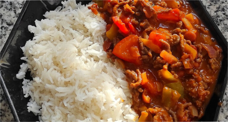 Meksykańskie chilli con carne z ryżem basmati: Syte danie z jednej patelni