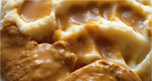 Pierś z kurczaka w pikantnym sosie z puree ziemniaczanym: Prosty obiad z sałatką pomidorową Pierś z kurczaka w pikantnym sosie z puree ziemniaczanym i sałatką pomidorową