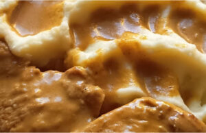 Pierś z kurczaka w pikantnym sosie z puree ziemniaczanym: Prosty obiad z sałatką pomidorową Pierś z kurczaka w pikantnym sosie z puree ziemniaczanym i sałatką pomidorową