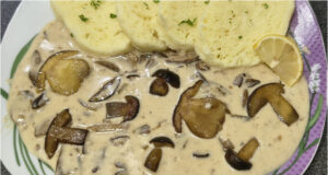 Śmietanowy sos grzybowy z knedlem drożdżowym: Delikatny, aromatyczny i naturalnie zagęszczony śmietaną Śmietanowy sos grzybowy z knedlem drożdżowym – delikatny, aromatyczny i naturalnie zagęszczony