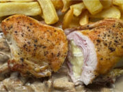 Kieszonka z kurczaka z szynką i serem Brie: Soczyste mięso na kremowym łóżku z pieczarek Soczysta kieszonka z kurczaka nadziewana szynką i serem Brie na kremowym łóżku z pieczarek z frytkami stekowymi