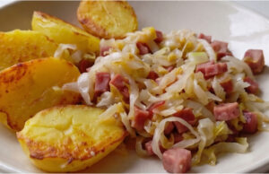 Pekińska kapusta na boczku z wędzonym mięsem: Szybka kolacja z pieczonymi ziemniakami Szybka kolacja – pekińska kapusta na boczku z wędzonym mięsem i pieczonymi ziemniakami