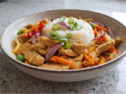 Szybki chiński stir-fry z wieprzowiny: Soczysty obiad z warzywami i puszystym ryżem Szybki chiński stir-fry z wieprzowiny z warzywami i puszystym ryżem