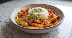 Szybki chiński stir-fry z wieprzowiny: Soczysty obiad z warzywami i puszystym ryżem Szybki chiński stir-fry z wieprzowiny z warzywami i puszystym ryżem