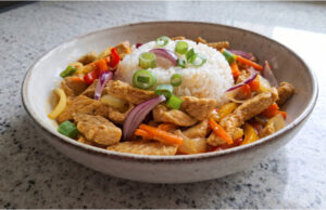 Szybki chiński stir-fry z wieprzowiny: Soczysty obiad z warzywami i puszystym ryżem Szybki chiński stir-fry z wieprzowiny z warzywami i puszystym ryżem