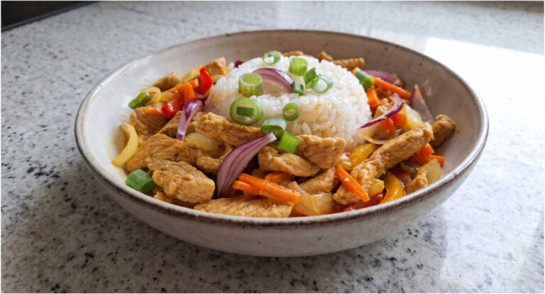 Szybki chiński stir-fry z wieprzowiny: Soczysty obiad z warzywami i puszystym ryżem