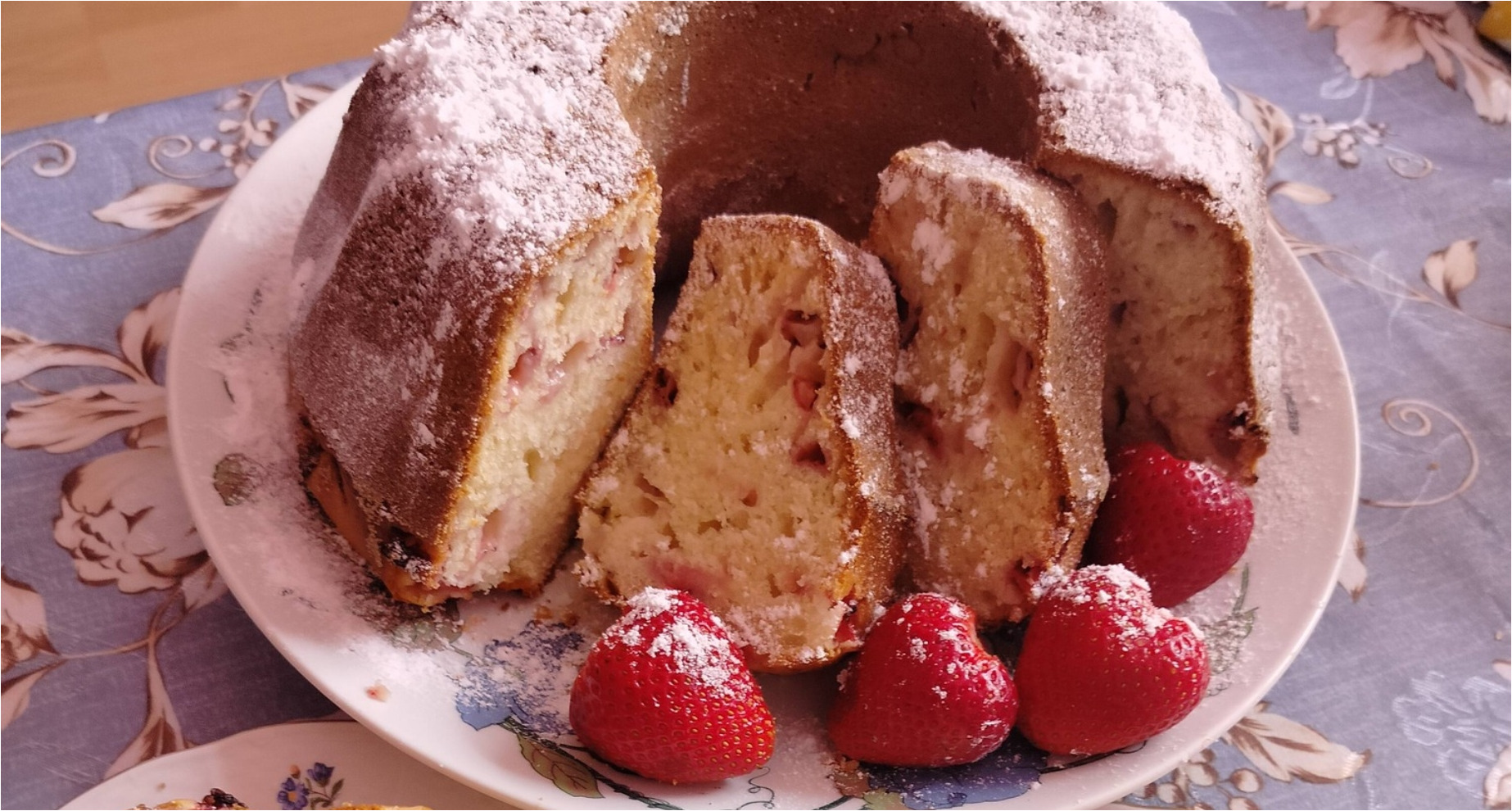 Wilgotna babka w kubku z truskawkami